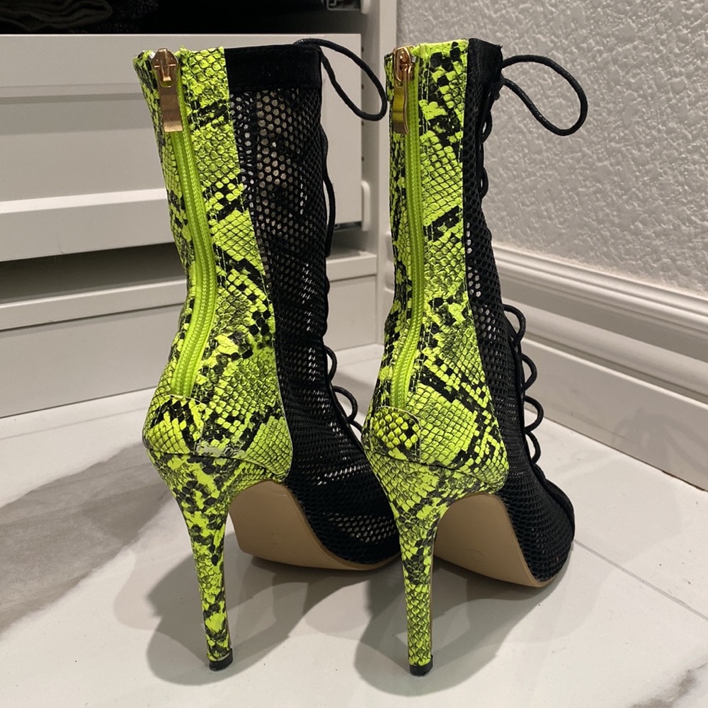 Sexy snaky heels. Amazing and comfortable. Width can be adjusted due to lacing